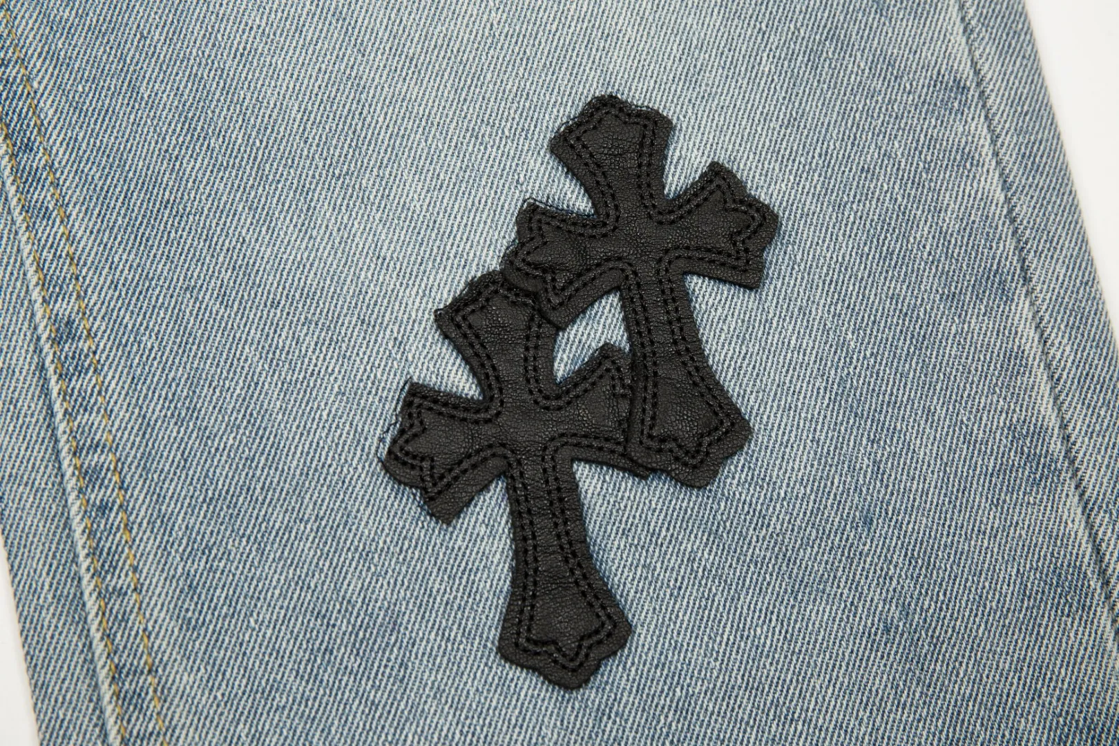 KE906#P230 The only correct leather label version on the market Chrome Hearts CH Cross embroidered distressed jeans Top ceiling quality 100% correct version The correct version is here!  Believe me this must be the best quality you will ever come across! ! Excellent value for money! !  Styles with different washes and textures are very friendly to people with thin legs and thick legs. The straight version is very flattering to the shape of the legs. The moderate length is timeless and easy to match. It is the basis of various styles and a must-have in the wardrobe! ! Add a little stacking to easily control the clean fit trend that has exploded this year. The fabric is stiff but also makes the upper body soft without losing texture. The sides and cuffs of some styles have a bone-wash effect. The vintage flavor pops up all at once. It’s really hard not to love it! ✅Correctly customize the Croxin metal leather label on the back panel. It is not sold directly with the cross on the finished jeans. 1:1 copying strives for excellence and the details are perfectly grasped. ✅The cross leather label is clear and smooth. Exquisite turning top craftsmanship. ✅Buttons, zippers and hardware are all customized versions of the Croxin LOGO. ✅High-cost washing process. Size: 28 30 32 34 36 (5 sizes)